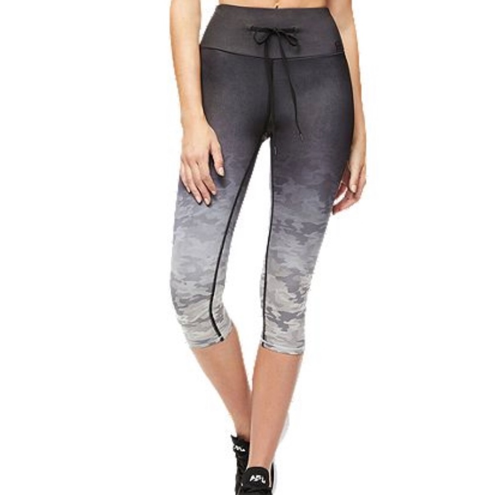 NWOT Good American Crop Leggings